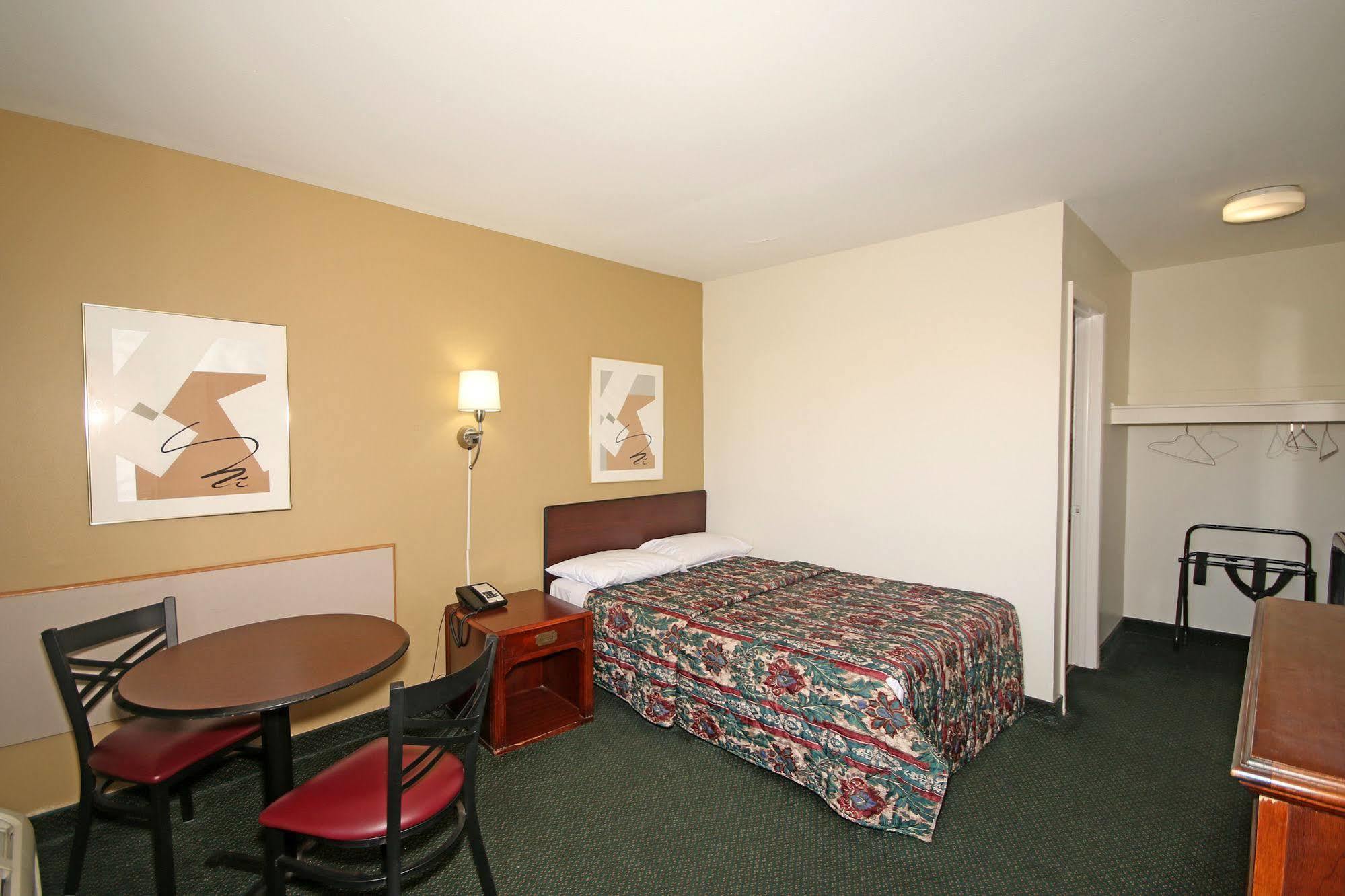 Royal Inn And Suites Charlotte Airport Екстер'єр фото