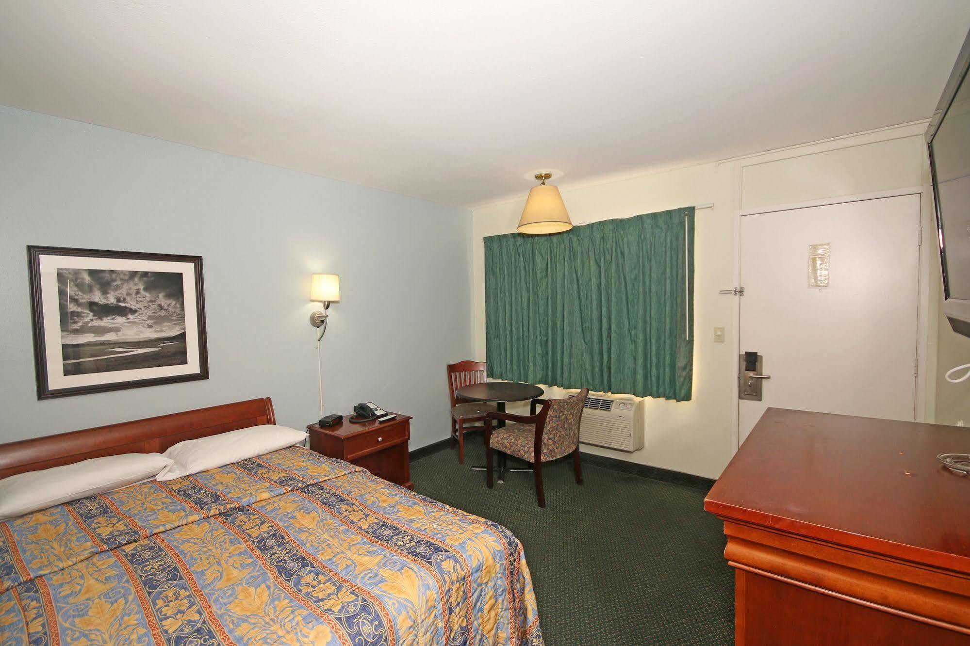 Royal Inn And Suites Charlotte Airport Екстер'єр фото