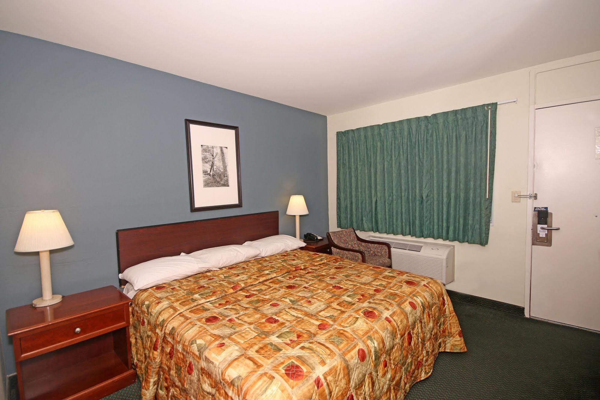 Royal Inn And Suites Charlotte Airport Екстер'єр фото