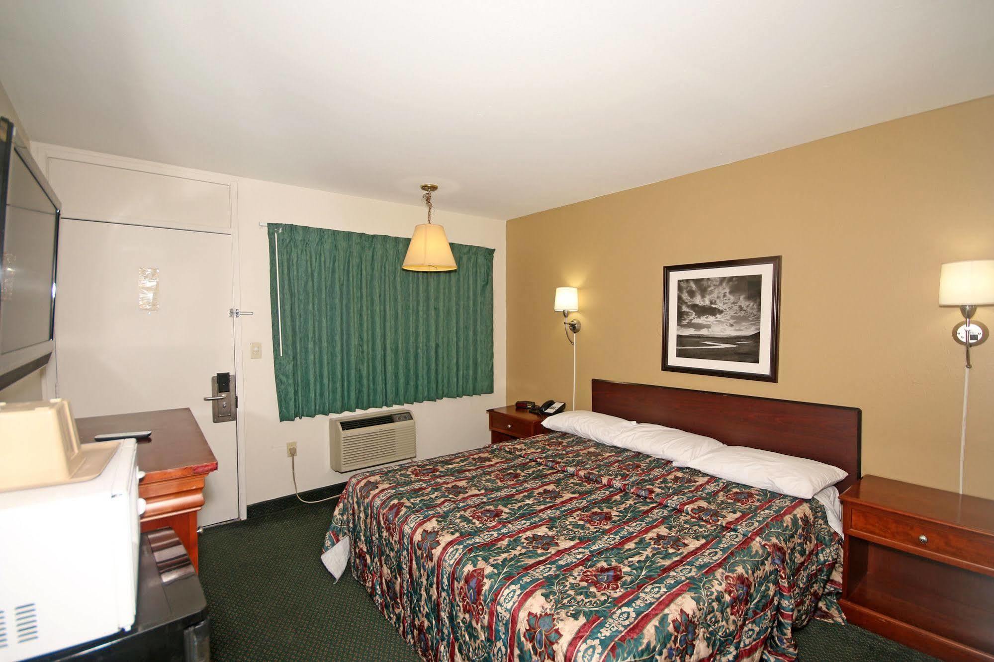 Royal Inn And Suites Charlotte Airport Екстер'єр фото